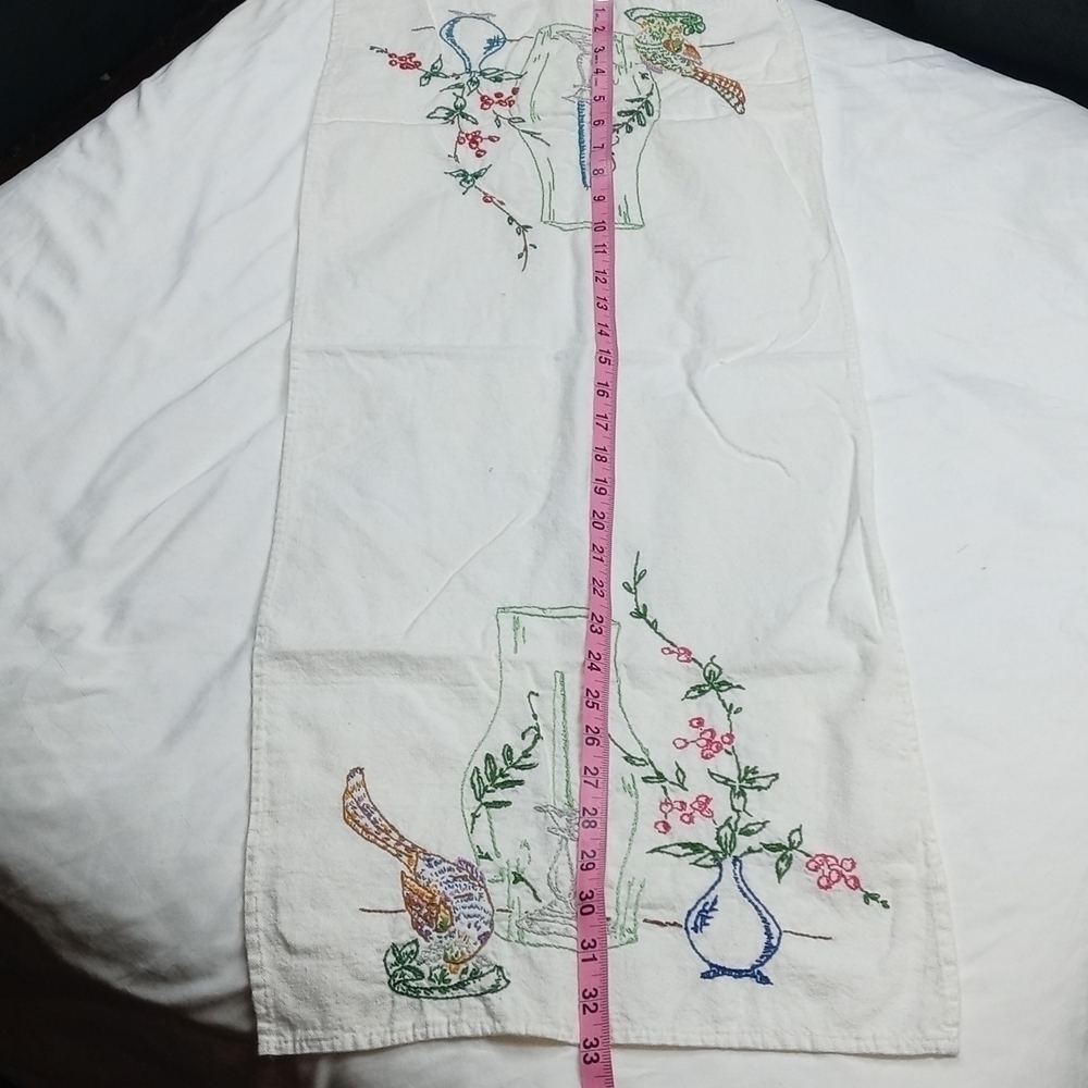 Embroidered table runner - Picture 4 of 7